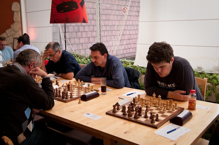 Jozsef Barta (in the middle) playing for Europchess